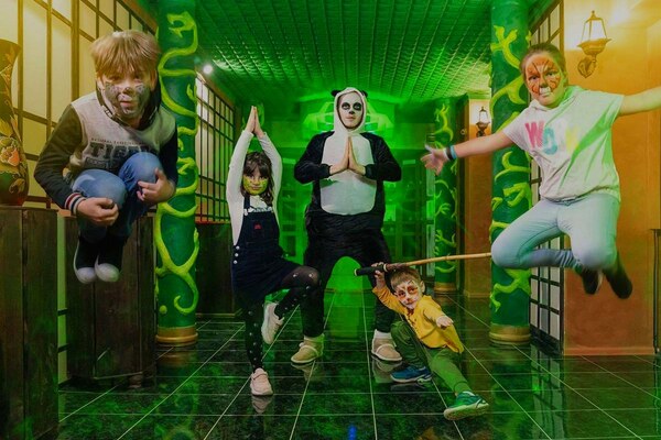 Фотография перформанса «Мастера кунг-фу»