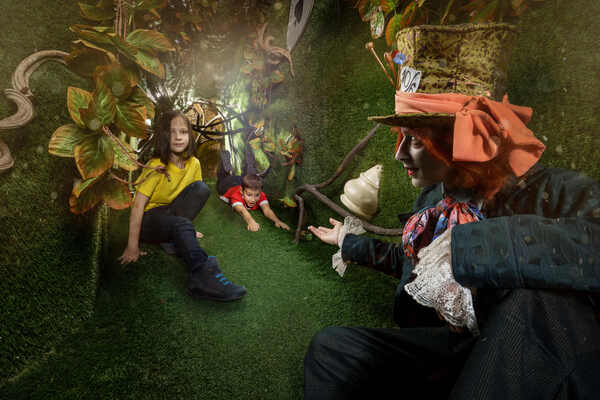 Фотография перформанса «Алиса: безумное чаепитие»