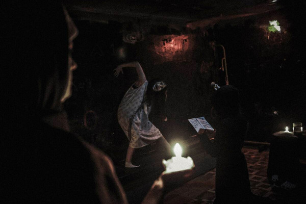 Фотография перформанса «Антихрист»