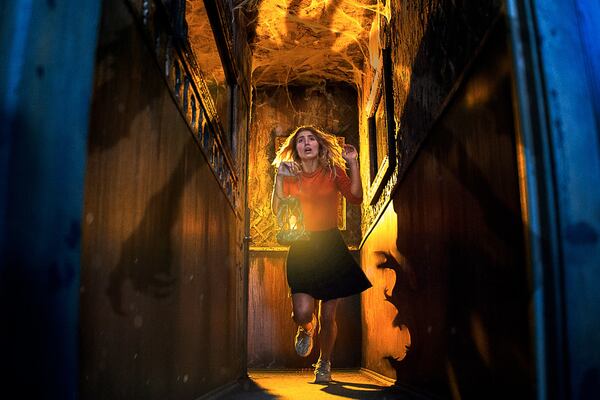 Фотография перформанса «Одним глазком»