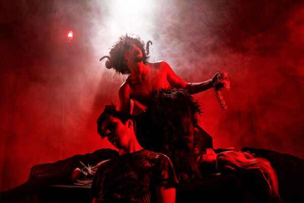 Фотография перформанса «Склеп»