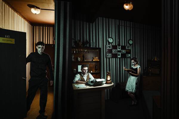 Фотография перформанса «Lucky Hotel. За закрытой дверью»