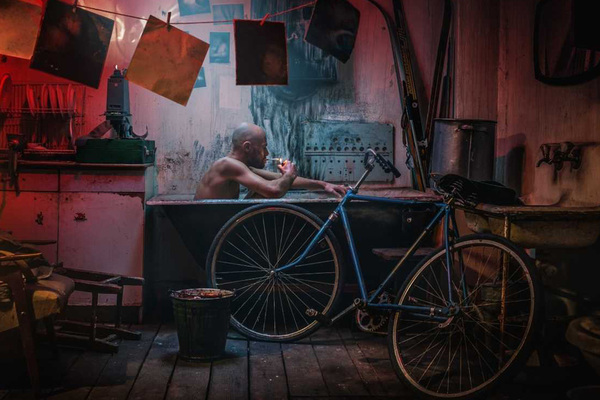 Фотография перформанса «Коллекционер »