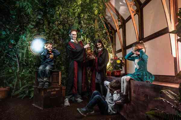 Фотография перформанса «Гарри и искусство магии»