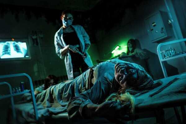 Фотография перформанса «Черное крыло»