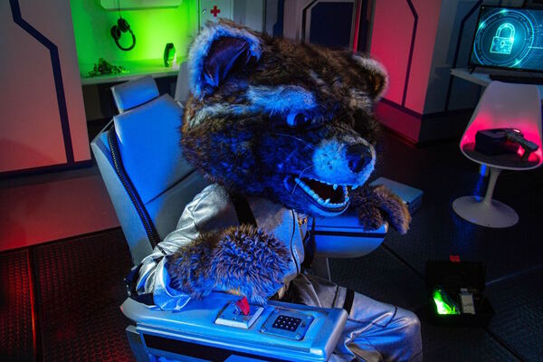 Фотография перформанса «Ракета: космический хаос»