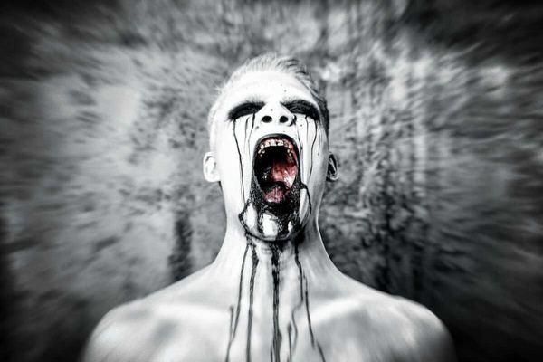 Фотография перформанса «Дитя тьмы»