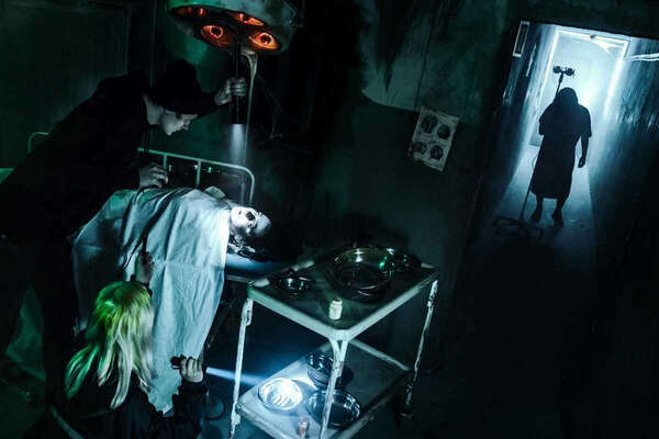 Фотография перформанса «Искатели могил»