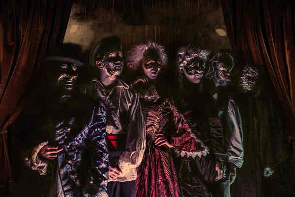 Фотография перформанса «Театр кукол Золтана»