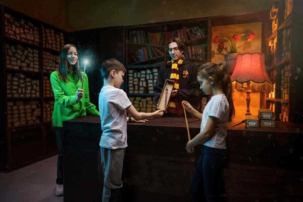 Фотография перформанса «Гарри и тайное заклинание»