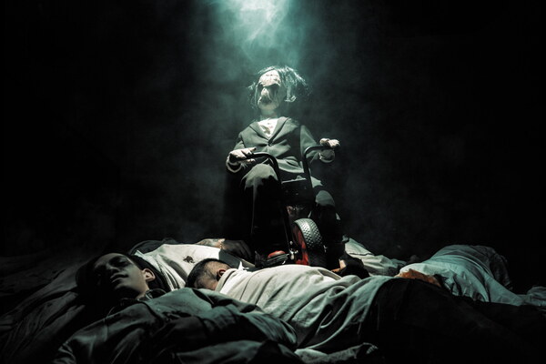 Фотография перформанса «Пила»