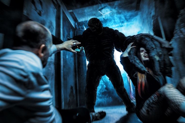 Фотография перформанса «Staying Alive»