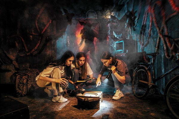 Фотография перформанса «Очень странные дела»