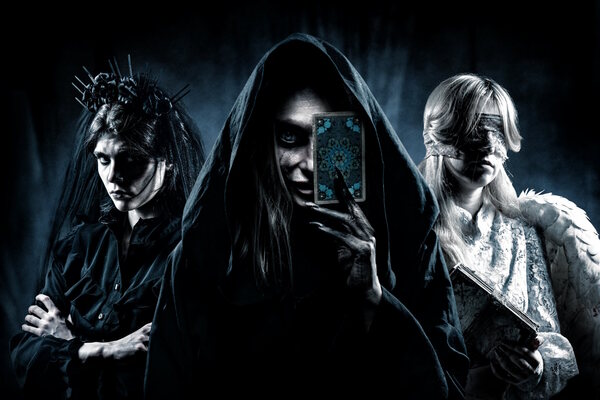 Фотография перформанса «Проклятие таро: карта смерти»