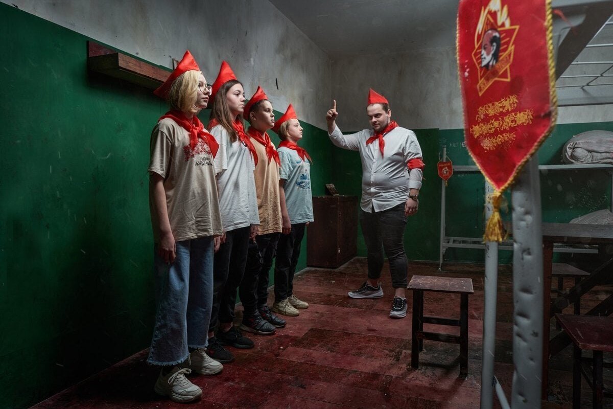 Фотография перформанса Лагерь строгого режима: спиритический сеанс от компании Погружение (Фото 1)