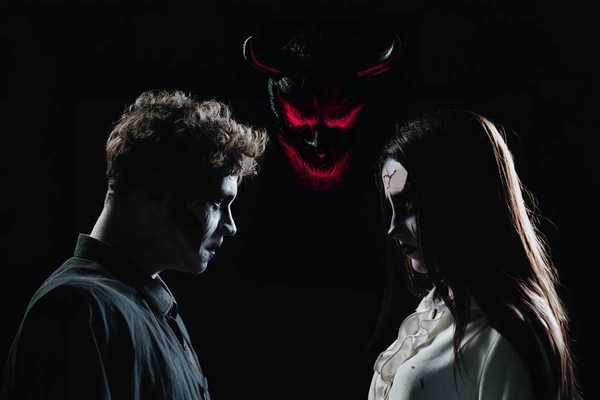 Фотография перформанса «По ту сторону»