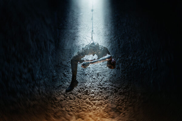 Фотография перформанса «Спуск в бездну»