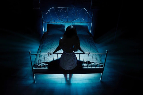 Фотография перформанса «Паранормальное явление»