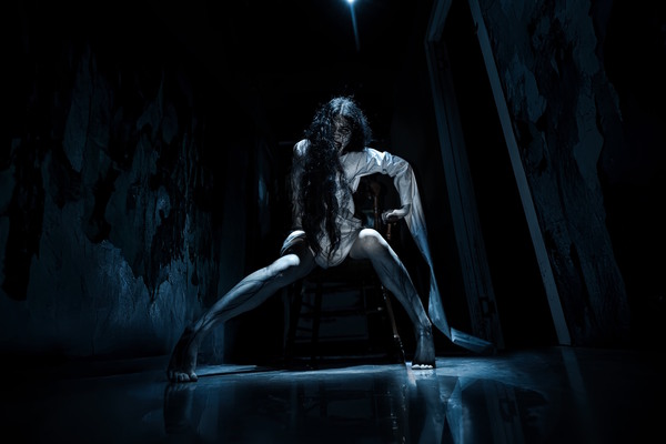 Фотография перформанса «Паранормальное явление»