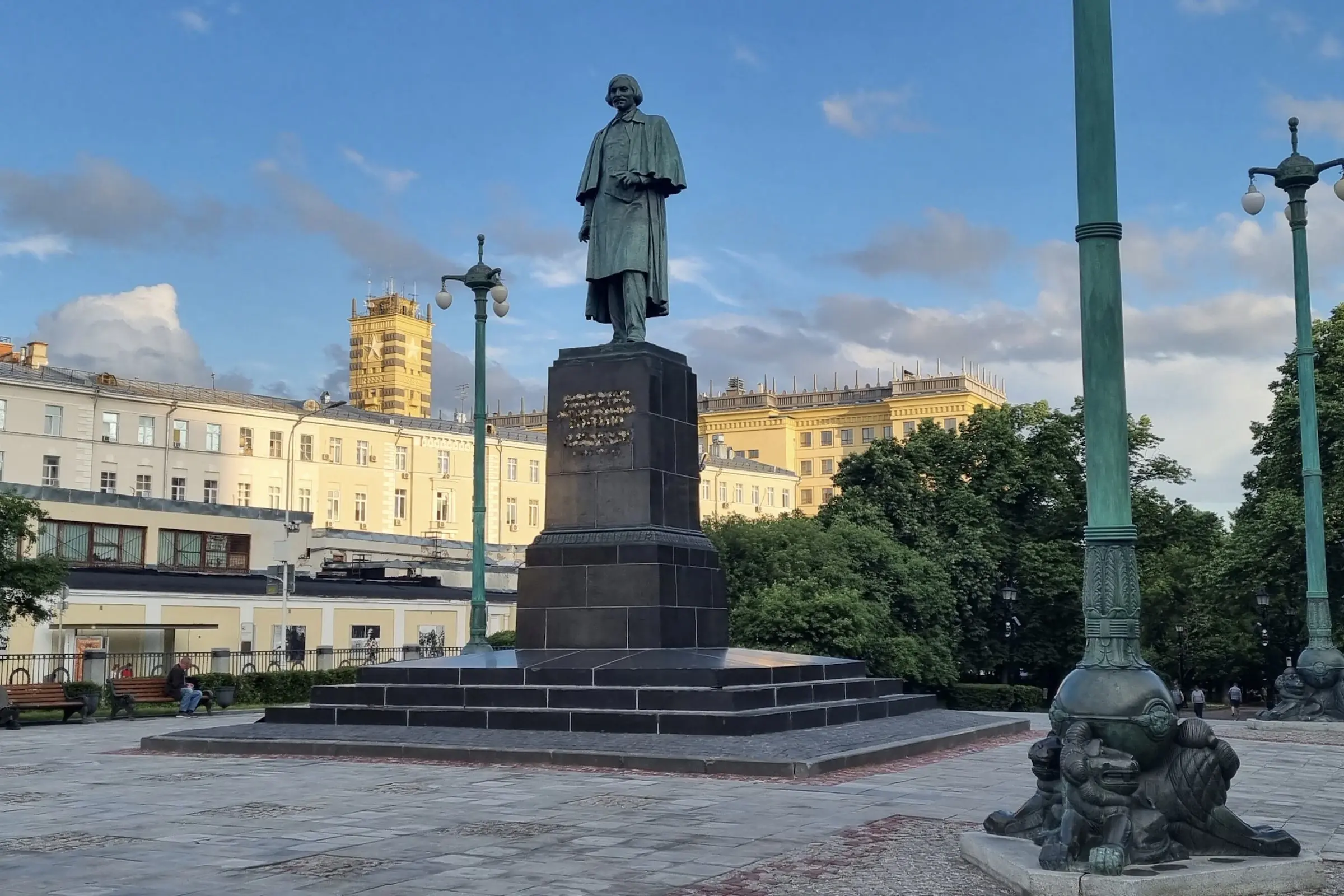 Откройте двери в мир квестов!