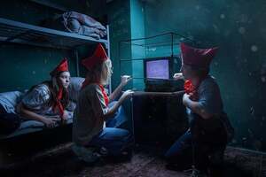 Фотография перформанса Лагерь строгого режима: спиритический сеанс от компании Погружение (Фото 2)