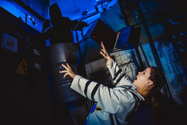 Фотография перформанса «Отражение (саспенс)»