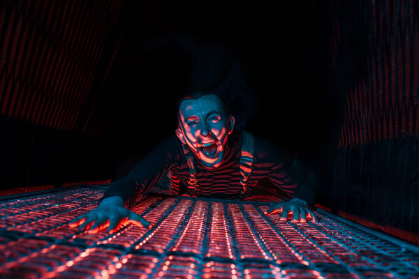 Фотография перформанса «Тварь: канализация»