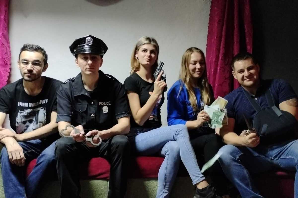 Рецензия от Quest Fans на Подозрение падает на...